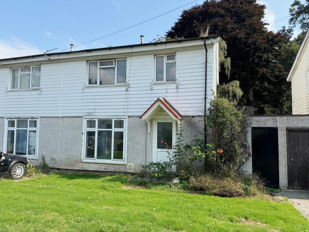 Lot: 95 - THREE-BEDROOM SEMI-DETACHED HOUSE FOR IMPROVEMENT - Front of property